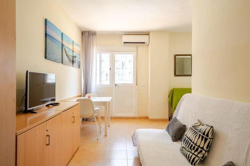 Perfect location, beach 50 m away and pool