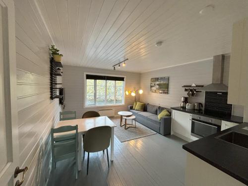 Kuchyň nebo kuchyňský kout v ubytování Buodden Rorbuer - Fisherman Cabins Sørvågen