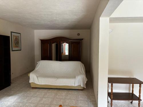 ein Schlafzimmer mit einem Bett mit hölzernem Kopfteil in der Unterkunft Bon Porto 2 in Cavalaire-sur-Mer