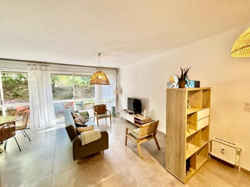 - un salon avec un canapé, une chaise et une télévision dans l'établissement Magnifique T2 avec Terrasse, à Aix-en-Provence