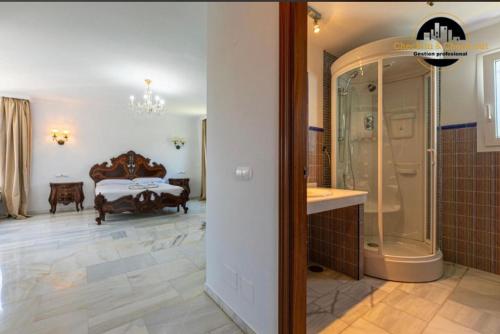 a bedroom with a bed and a shower in a room at Villa del Mar in Torremolinos