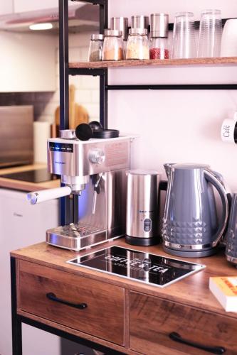 une cuisine avec une cafetière sur un comptoir dans l'établissement Art De Vivre - Confort & Style en Hyper Centre De Perpignan, à Perpignan