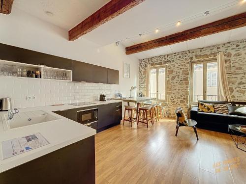Il comprend une cuisine et un salon avec une table. dans l'établissement Charmant Appartement au Vieux-Port - Climatisation - Les Frères de la Loc', à Marseille