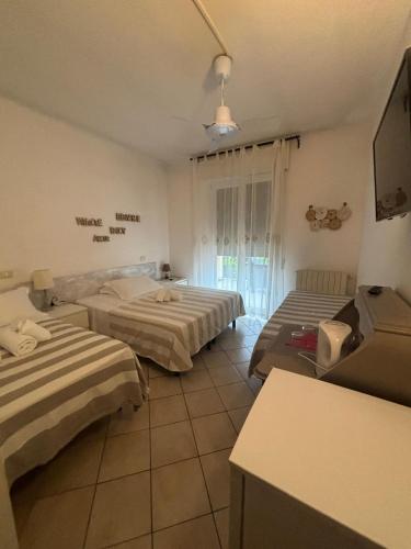 Ένα ή περισσότερα κρεβάτια σε δωμάτιο στο Casa Versilia Hotel