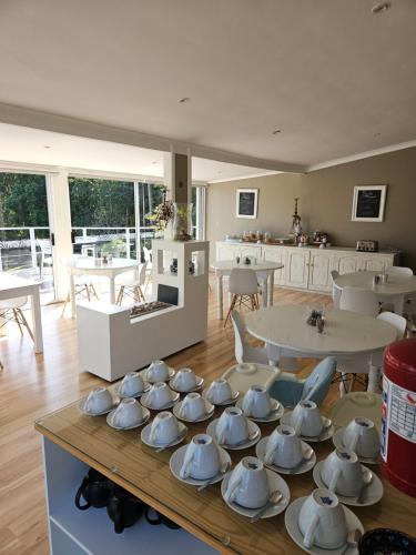 Příslušenství pro přípravu čaje a kávy v ubytování Stannards Guest Lodge 4 Star B&B, Knysna
