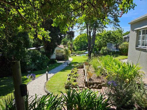 Zahrada ubytování Stannards Guest Lodge 4 Star B&B, Knysna