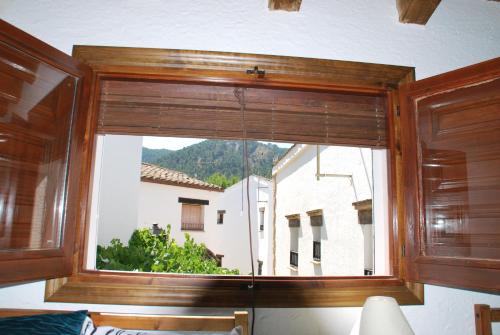 Vista generica sulle montagne o vista sulle montagne dall'interno della casa vacanze