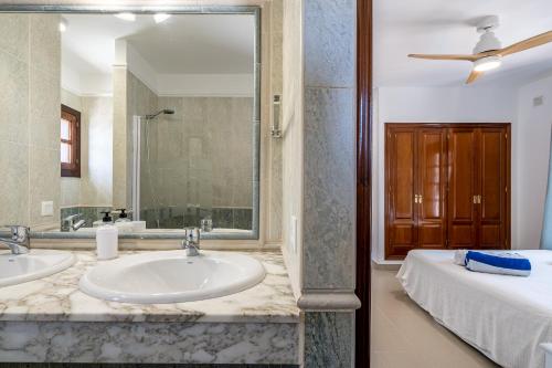 VillaBlanca Mar Private Pool in a Charming Retreat of Serenity