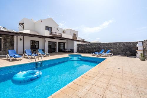 VillaBlanca Mar Private Pool in a Charming Retreat of Serenity