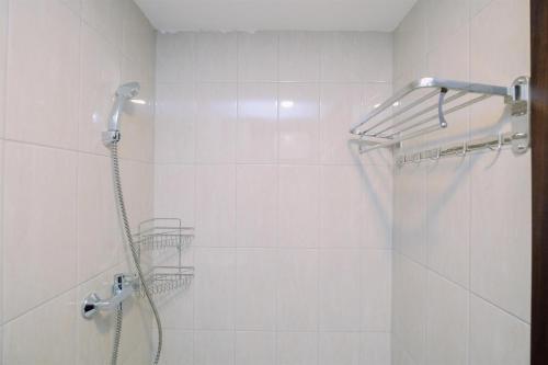 Ένα μπάνιο στο Comfy and Best Deal Studio at Citra Living Apartment By Travelio