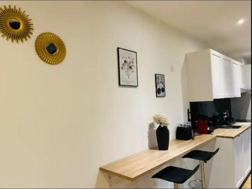 - une cuisine avec une table et un miroir mural dans l'établissement Appartement Paris 11 - 2 chambres - 2 sdd - 2 wc, à Paris