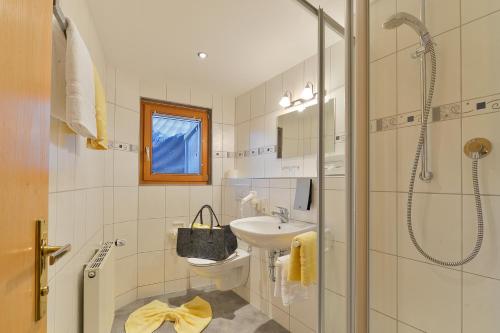 A bathroom at Stockingers Guest House