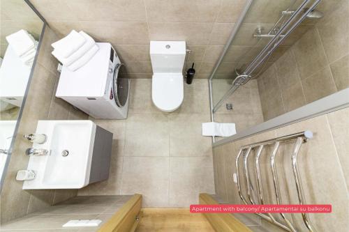 une salle de bains avec toilettes et lavabo dans l'établissement Mind Retreat Apartment, By Cohost, à Palanga