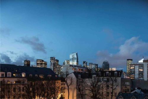 Contemporary, view of La Défense, all comfort