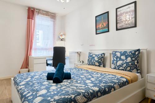 une chambre avec un lit avec une couette bleue dans l'établissement Appartement T4 Moderne et Spacieux à Lille, à Lille