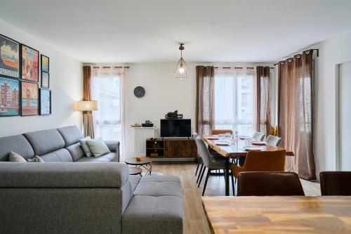 un salon avec un canapé et une table dans l'établissement Appartement T4 Moderne et Spacieux à Lille, à Lille