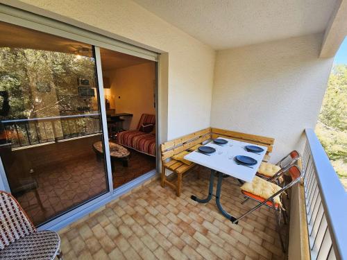 - un balcon avec une table et un canapé dans l'établissement Bel appartement, 4 couchages, lumineux, 500 m de la plage et des commerces..., à Saint-Mandrier-sur-Mer