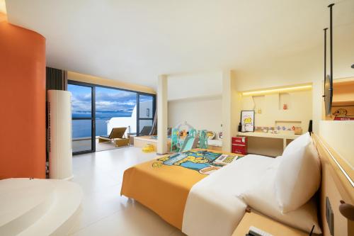 a bedroom with a large bed and a large window at 大理麓屿悬崖海景民宿 in Dali