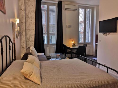 une chambre avec un lit et un bureau dans une pièce dans l'établissement Venture, à Marseille