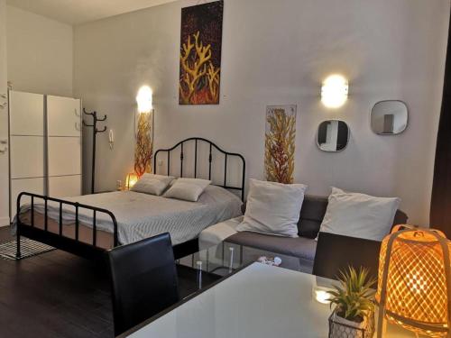 un salon avec un lit et un canapé dans l'établissement Venture, à Marseille