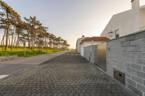 an empty street next to a building with trees at Vivenda Senhora das Areias in Aveiro