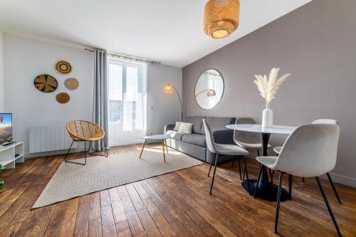 un salon avec une table et des chaises dans l'établissement Le Cosy, à Melun