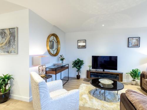a living room with a couch and a tv at 2 Bed Property Close to Heathrow Airport in Hounslow