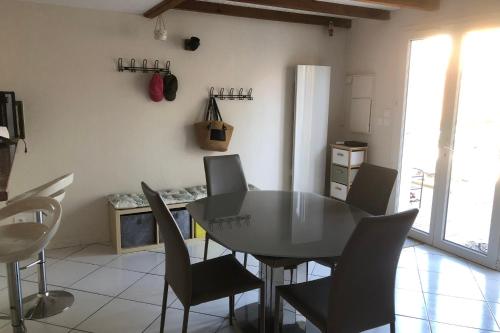 une salle à manger avec une table et des chaises dans l'établissement House with garden and terrace near beach, à Port-la-Nouvelle