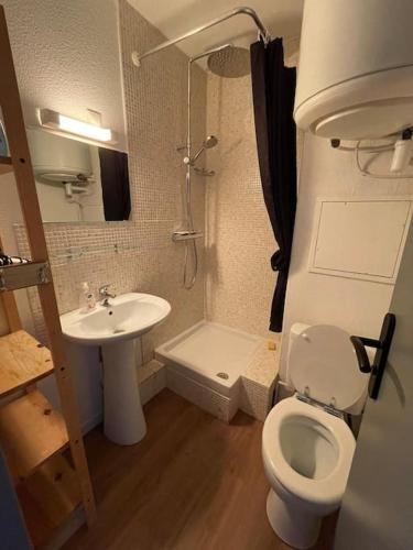 une petite salle de bain avec toilettes et lavabo dans l'établissement Studio au pied des pistes, à Bolquère-Pyrénées 2000