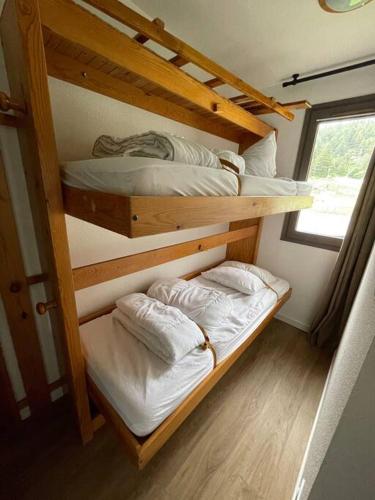 deux lits superposés dans une chambre avec fenêtre dans l'établissement Studio au pied des pistes, à Bolquère-Pyrénées 2000