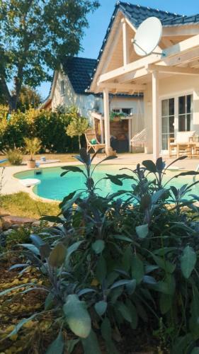 a house with a swimming pool in the yard at Mabé in Lauta