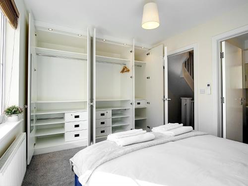 Ένα ή περισσότερα κρεβάτια σε δωμάτιο στο 4BRD Luxury House RG2 - Free Parking