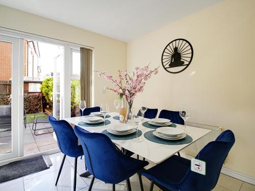 Χώρος καθιστικού στο 4BRD Luxury House RG2 - Free Parking