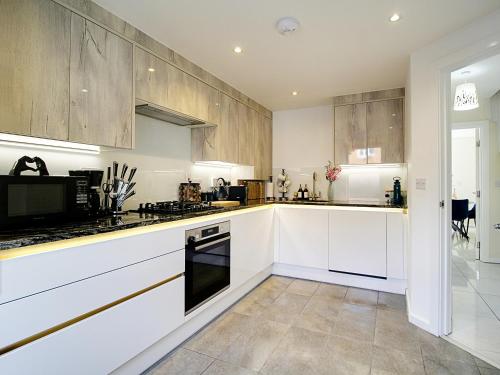 Η κουζίνα ή μικρή κουζίνα στο 4BRD Luxury House RG2 - Free Parking