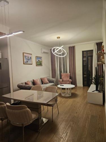 ベオグラードにあるBwMils Apartmentのソファとテーブルのあるリビングルーム