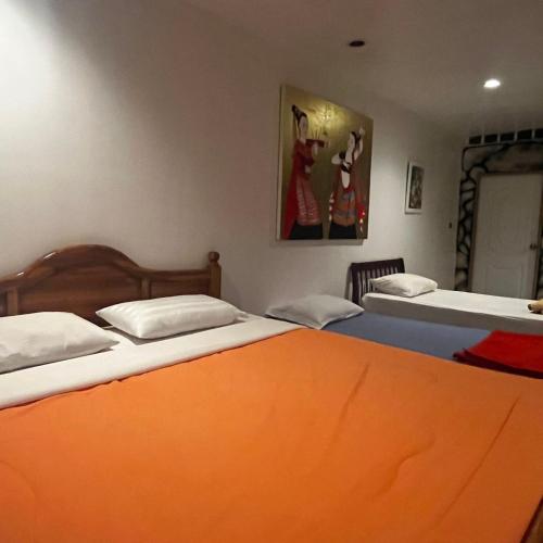 two beds in a room with two beds sidx sidx sidx at บ้านพักสิริ มุกดาหาร (Baan Siri Mukdahan) in Ban Muang Ba