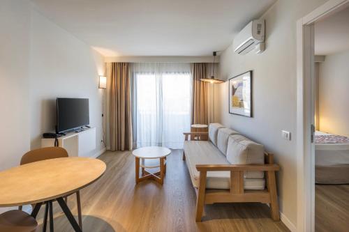 Μια τηλεόραση ή/και κέντρο ψυχαγωγίας στο Hotel LIVVO Anamar Suites
