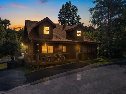 una casa con le luci accese davanti di ER81 - Family Making Memories cabin a Pigeon Forge