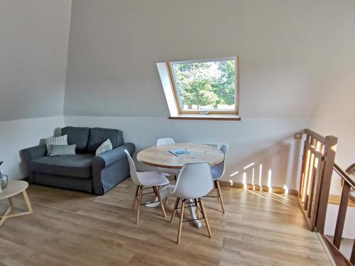 un salon avec une table et un canapé dans l'établissement Charmant gîte cosy en Normandie, à Auberville-la-Renault