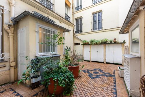 Grand appt 2 Ch proche Champs Elysees Montmartre