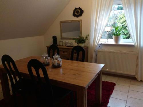 a dining room table and chairs with a table and a mirror at Charmantes Ferienhaus für 4 Personen Nähe Winterberg in Bromskirchen