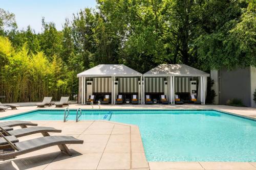 a swimming pool with chairs and a gazebo at Le Meridien Atlanta Perimeter in Atlanta