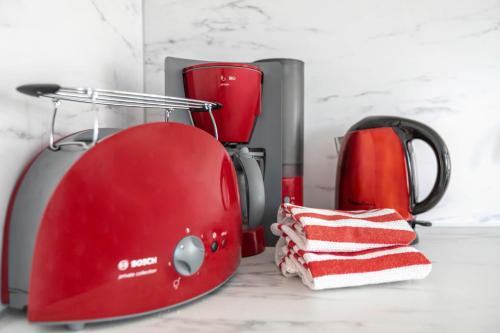 two red toasters are sitting on a counter at Atlanta Pur in Pellworm