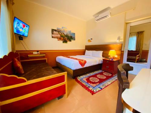 Postel nebo postele na pokoji v ubytování Three Jewels Boutique Hotel