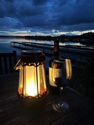 a lantern and a bottle of wine and a glass at bloom - klein und fein mit Seezugang u WLAN in Wörthsee