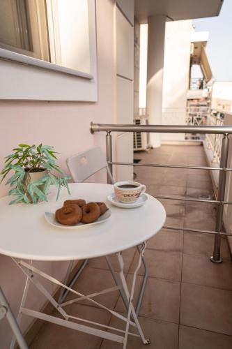 Una cocina o zona de cocina en Sunny Central Apts & Suites