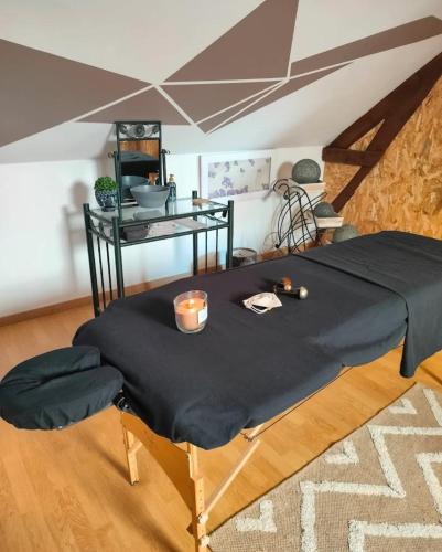 Cette chambre comprend un lit avec des bougies. dans l'établissement Fleurs de Lys, à Friville-Escarbotin