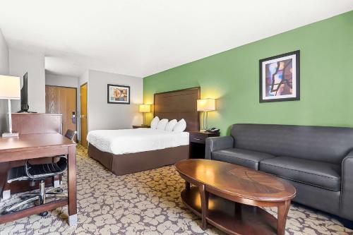 Posezení v ubytování SureStay Plus Hotel by Best Western Bettendorf
