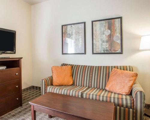 a living room with a couch and a tv at MainStay Suites St Robert - Fort Leonard Wood in Saint Robert