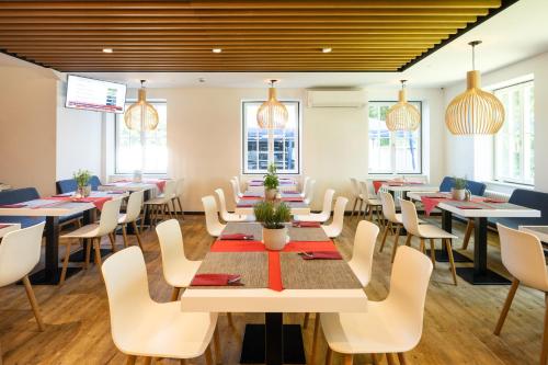 Un restaurante o sitio para comer en Coffee Fellows Hotel Siegburg West